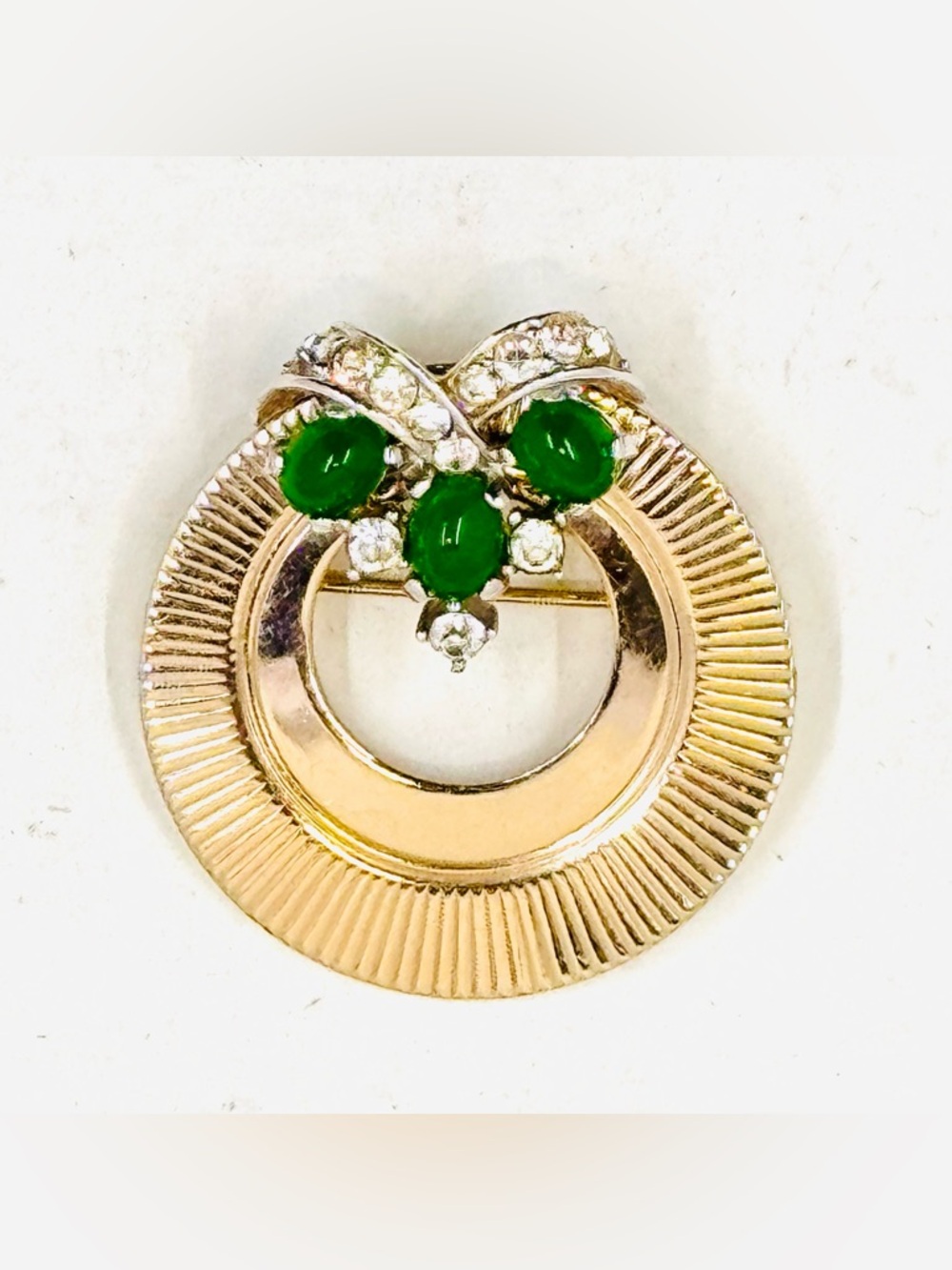 Vintage Boucher Gold-Tone Wreath Circle Brooch W/Green Cabochons Crystal Accents